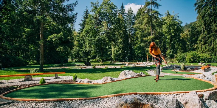 Rodinná zábava pri Adventure golfe v Rajeckých Tepliciach
