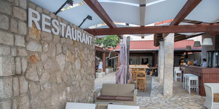 Na dovolenku do Chorvátska: hotel s raňajkami v centre Pagu, 150 m od pláže