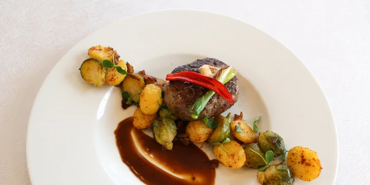 Flank steak, hovädzí Sirloin alebo jelení steak aj s prílohou