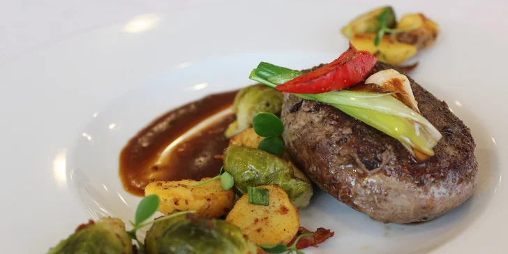 Flank steak, hovädzí Sirloin alebo jelení steak aj s prílohou