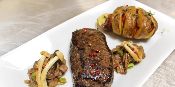 Flank steak, hovädzí Sirloin alebo jelení steak aj s prílohou