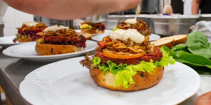 Najedzte sa zdravo! Raňajky, obed, koláčik i burger u Pánov Báklažánov!