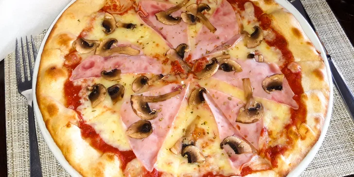 Chrumkavá pizza a veľký nápoj k tomu z reštaurácie Kamzík na Donovaloch
