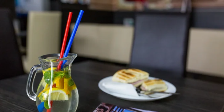 Káva s koláčom alebo panini s domácou limonádou