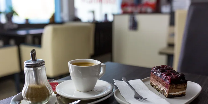 Káva s koláčom alebo panini s domácou limonádou