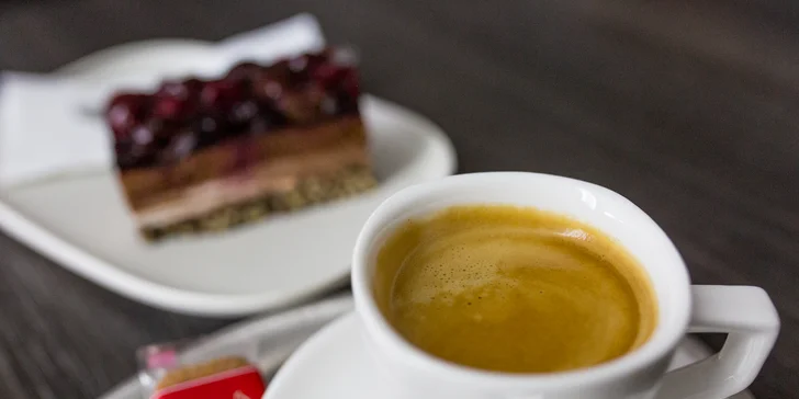 Káva s koláčom alebo panini s domácou limonádou