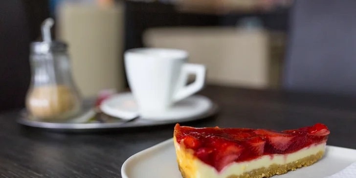 Káva s koláčom alebo panini s domácou limonádou