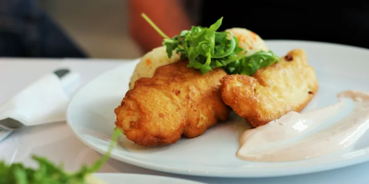 Obedové denné menu, rezeň s hranolčekmi alebo šaláty