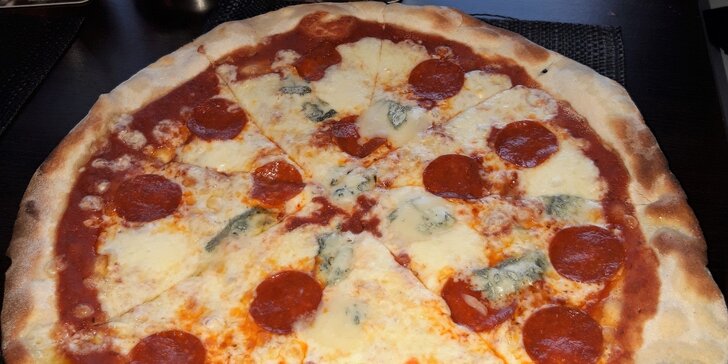 Chrumkavá pizza a veľký nápoj k tomu v reštaurácii Kamzík na Donovaloch