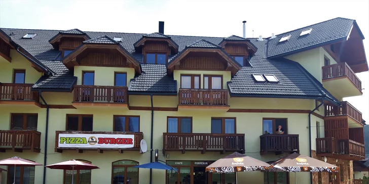 Chrumkavá pizza a veľký nápoj k tomu z reštaurácie Kamzík na Donovaloch