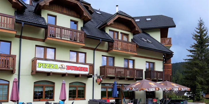 Chrumkavá pizza a veľký nápoj k tomu z reštaurácie Kamzík na Donovaloch