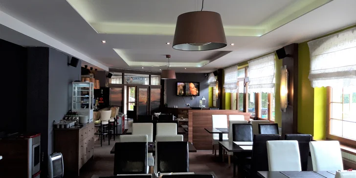 Chrumkavá pizza a veľký nápoj k tomu z reštaurácie Kamzík na Donovaloch