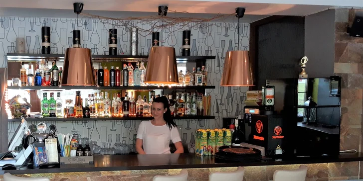 Chrumkavá pizza a veľký nápoj k tomu z reštaurácie Kamzík na Donovaloch