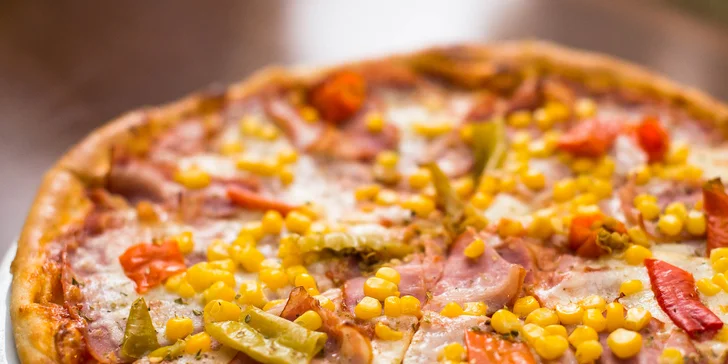 Pizza s domácou omáčkou a čerstvými surovinami - pri kúpe dvoch aj s rozvozom