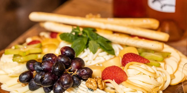 Ochutnávka vín a syrový tanier s pochutinami až 550 g v Pezinskej pivničke
