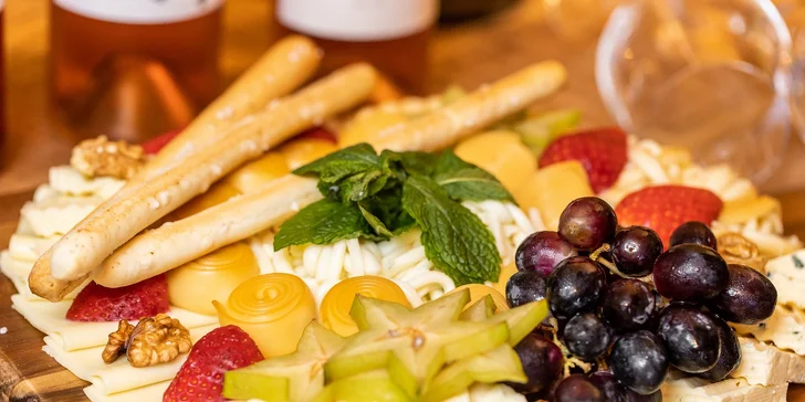 Ochutnávka vín a syrový tanier s pochutinami až 550 g v Pezinskej pivničke