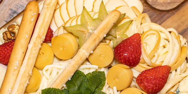 Ochutnávka vín a syrový tanier s pochutinami až 550 g v Pezinskej pivničke