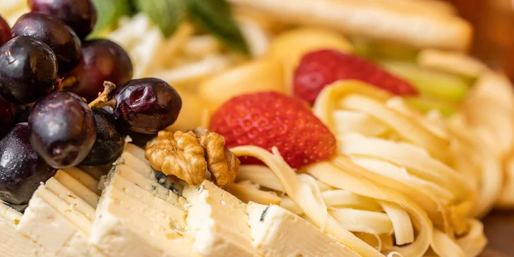 Ochutnávka vín a syrový tanier s pochutinami až 550 g v Pezinskej pivničke