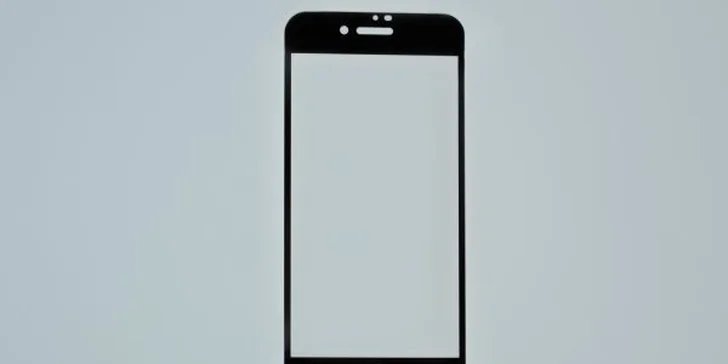 Ochráňte svoj iPhone s prémiovým 3D sklom! Aj s možnosťou nalepenia.