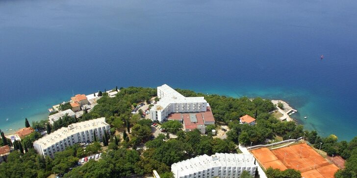 Pobyt v Chorvátsku: hotelový komplex priamo pri pláži s polpenziou v cene