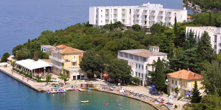 Pobyt v Chorvátsku: hotelový komplex priamo pri pláži s polpenziou v cene