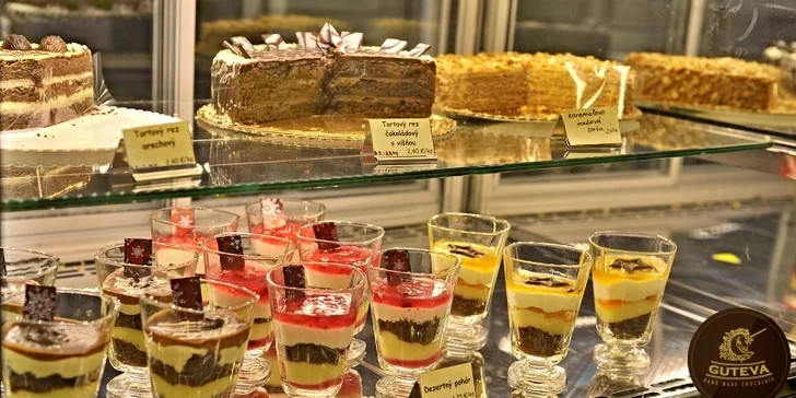 Ľadová káva so zmrzlinou, espresso, koláč a domáce čokoládové bonbóny