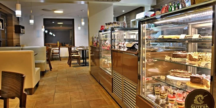 Ľadová káva so zmrzlinou, espresso, koláč a domáce čokoládové bonbóny