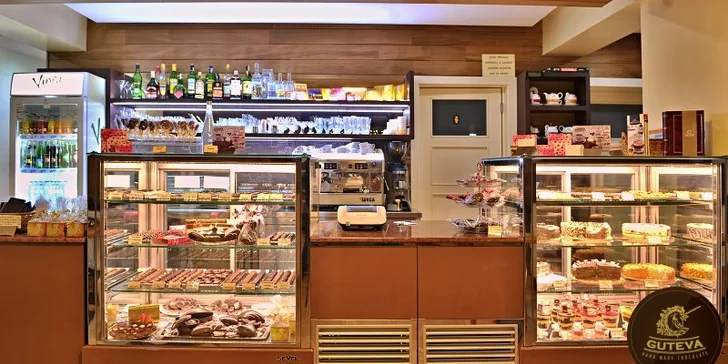 Ľadová káva so zmrzlinou, espresso, koláč a domáce čokoládové bonbóny