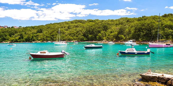 Leto na ostrove Krk: izba s balkónom a kuchynkou, pobyt pre deti zadarmo