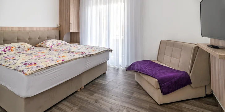 Leto na ostrove Krk: izba s balkónom a kuchynkou, pobyt pre deti zadarmo
