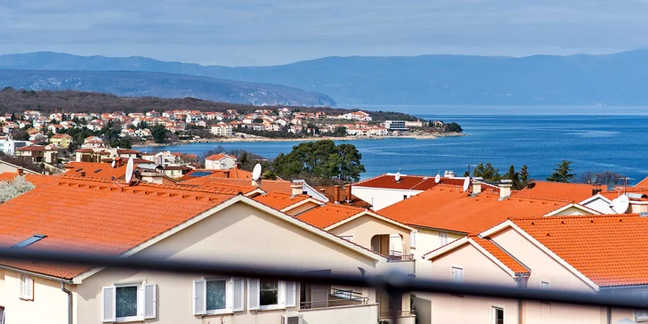 Leto na ostrove Krk: izba s balkónom a kuchynkou, pobyt pre deti zadarmo