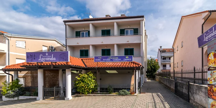 Leto na ostrove Krk: izba s balkónom a kuchynkou, pobyt pre deti zadarmo