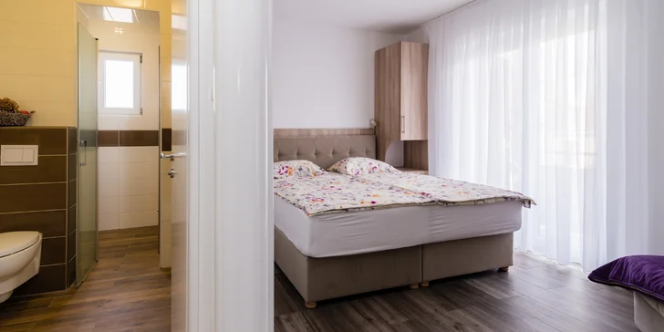 Leto na ostrove Krk: izba s balkónom a kuchynkou, pobyt pre deti zadarmo