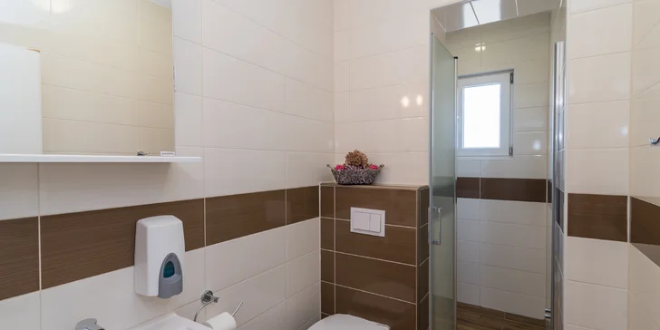 Leto na ostrove Krk: izba s balkónom a kuchynkou, pobyt pre deti zadarmo