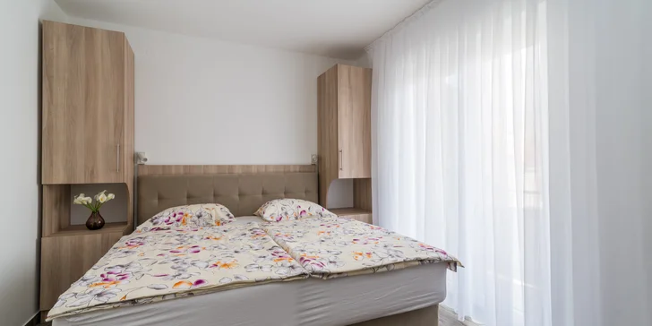 Leto na ostrove Krk: izba s balkónom a kuchynkou, pobyt pre deti zadarmo