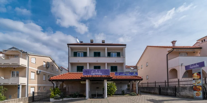 Leto na ostrove Krk: izba s balkónom a kuchynkou, pobyt pre deti zadarmo