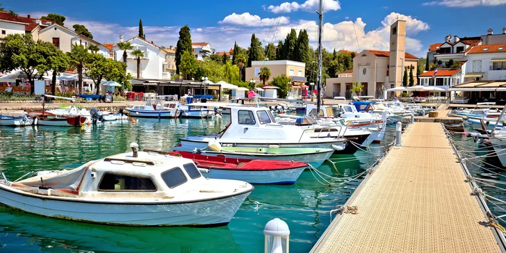 Leto na ostrove Krk: izba s balkónom a kuchynkou, pobyt pre deti zadarmo