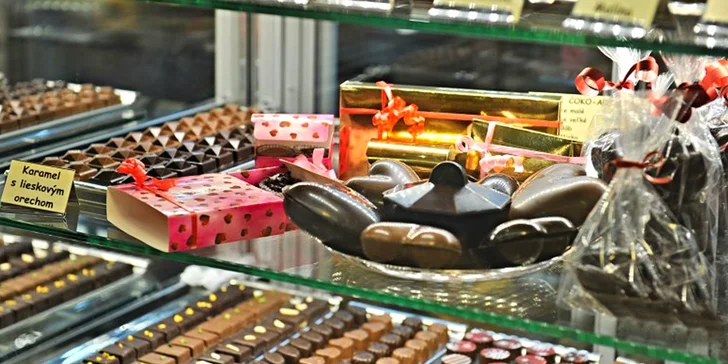 Ľadová káva so zmrzlinou, espresso, koláč a domáce čokoládové bonbóny