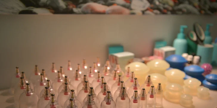 Klasická, Športová, Relaxačná masáž, alebo Reflexná masáž chodidiel, či Bankovanie v DIVABEAUTY
