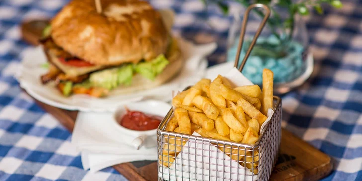Hovädzí alebo kurací Jam burger s hranolčekmi a omáčkou