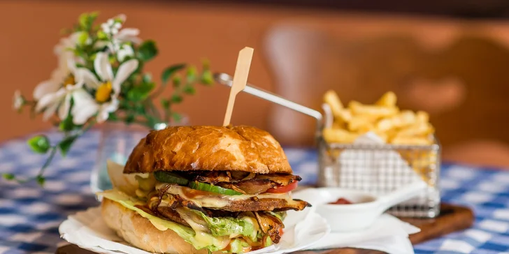 Hovädzí alebo kurací Jam burger s hranolčekmi a omáčkou