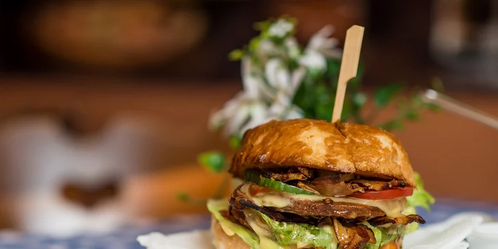 Hovädzí alebo kurací Jam burger s hranolčekmi a omáčkou