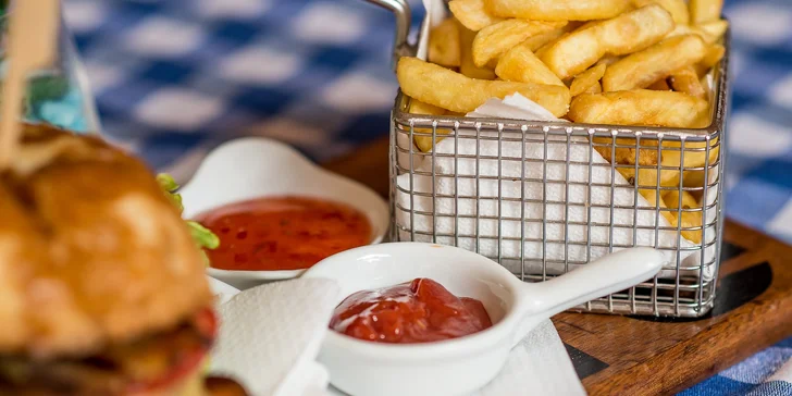 Hovädzí alebo kurací Jam burger s hranolčekmi a omáčkou