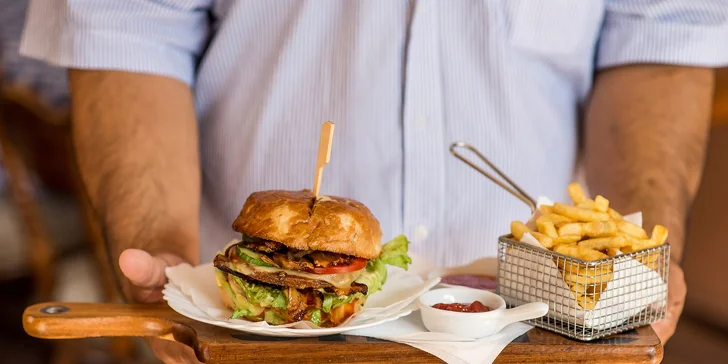 Hovädzí alebo kurací Jam burger s hranolčekmi a omáčkou