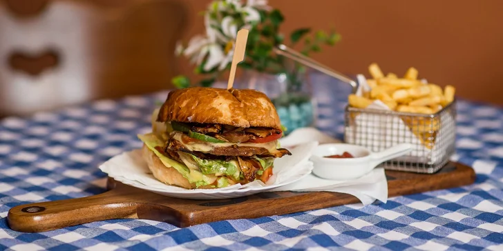 Hovädzí alebo kurací Jam burger s hranolčekmi a omáčkou