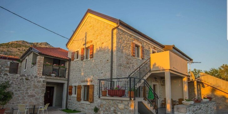 Slnečné Chorvátsko na 8 dní s polpenziou v luxusnej Ville Starigrad len 50 m od mora