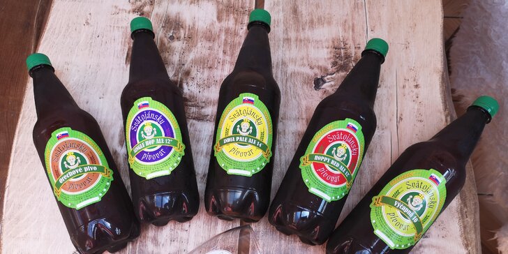 Domáce fľaškové pivo a pohár s logom Staroslovienskeho pivovaru