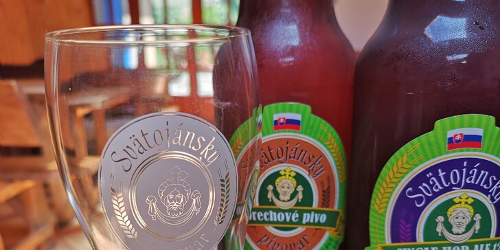 Domáce fľaškové pivo a pohár s logom Staroslovienskeho pivovaru