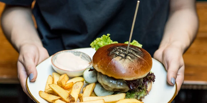 Irish burger s hranolčekmi alebo káva + nealko