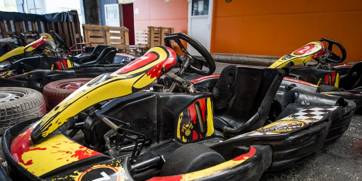 Adrenalínová jazda na motokárach vo Veľkom Šariši